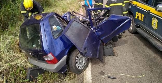 PRESAS NAS FERRAGENS: Cinco pessoas ficam feridas em grave acidente entre carro e caminhão na BR-364