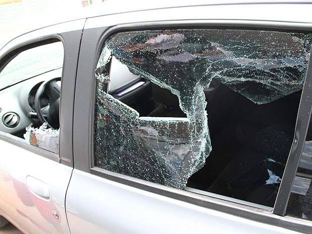 DESCONTROLADO: Filho é preso por agredir a mãe e destruir carro dela a pedradas 