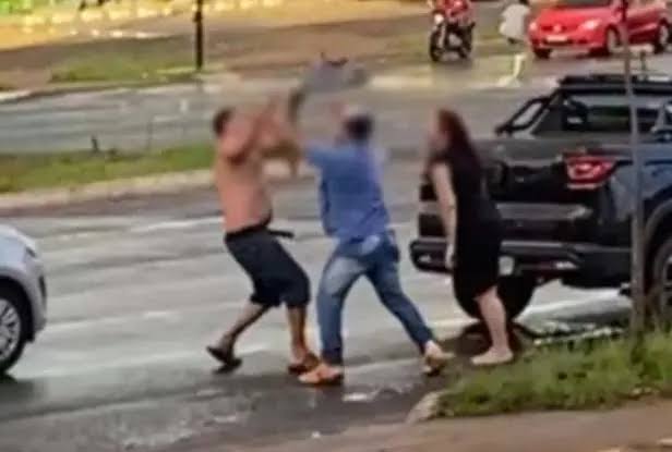 BRIGA DE TRÂNSITO: Motorista é socorrido para a UPA após ser agredido por casal 