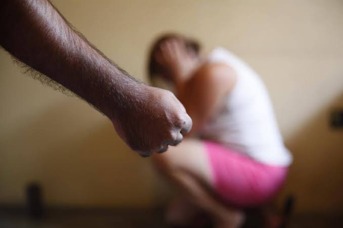 NO WHATSAPP: Mulher descobre que era traída pelo marido e ainda leva surra 