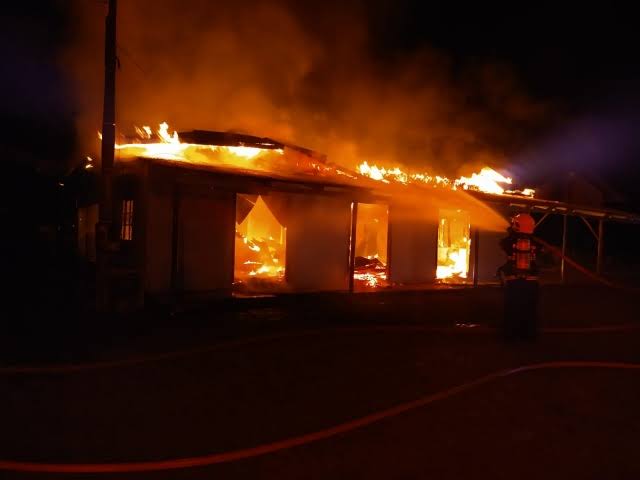 ACUSADO FUGIU: Confraternização e briga por ciúmes termina com vila de apartamentos incendiada 