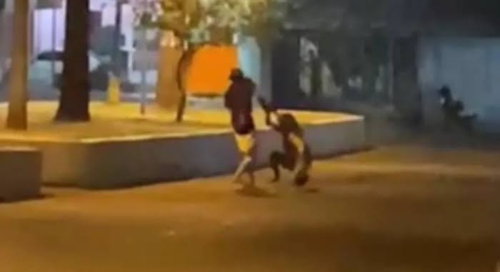 POR CIÚMES: Polícia flagra marido espancando mulher no meio da rua 