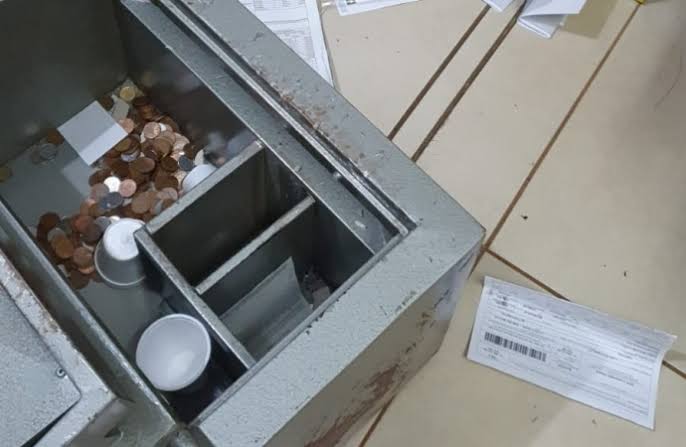 OUSADOS: Criminosos invadem residência e fogem levando cofre com R$ 29 mil e arma de fogo