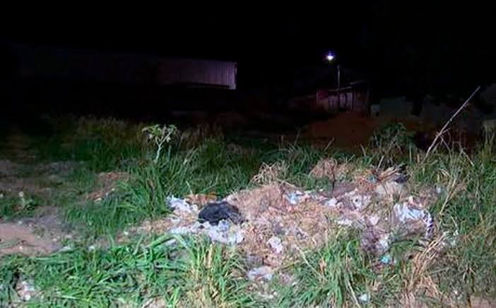 NA MADRUGADA: Criminoso agride e tenta arrastar jovem para cometer abuso em terreno baldio 