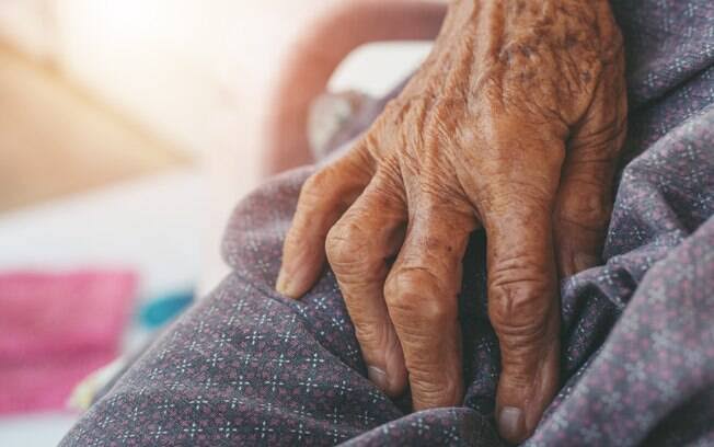 CHEGOU ALTERADO: Homem é preso por agredir mãe de 68 anos e os irmãos em residência 