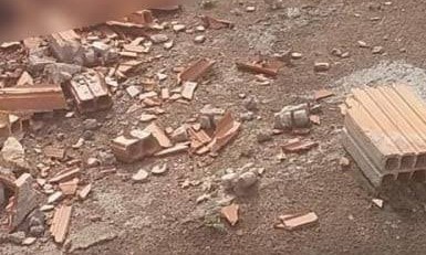 TIJOLADAS: Sobrinho ataca o tio e a ex-mulher após flagrá-los juntos em casa