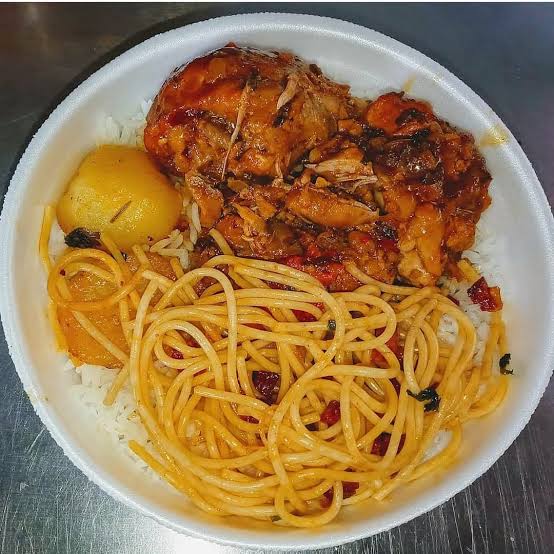 LADRÕES ESFOMEADOS: Venezuelano é agredido com a própria muleta e tem marmitex roubada 