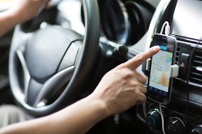 COVARDIA: Motorista de aplicativo agride passageira que mandou ir mais rápido com carro 