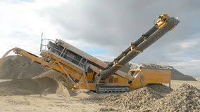 TRÁGICO: Funcionário morre após cair em caixa trituradora de pedras