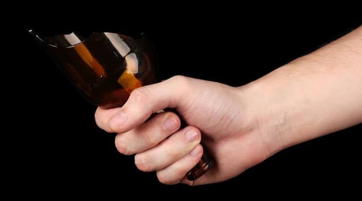DISCUSSÃO: 'Racha Cuca' ataca homem com garrafada na cabeça em bar