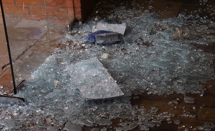 'COM PROTETIVA': Mulher sofre tentativa de feminicídio ao ter casa invadida pelo ex-marido 