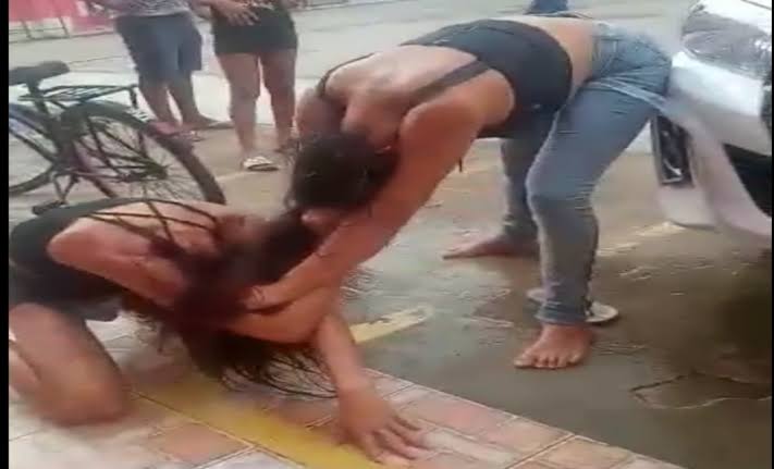BARRACO: Marido é flagrado traindo a esposa com travesti 