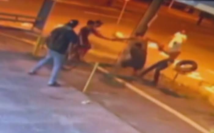NA FRENTE DE CASA: Trio em carro prata ataca homem brutalmente durante assalto 