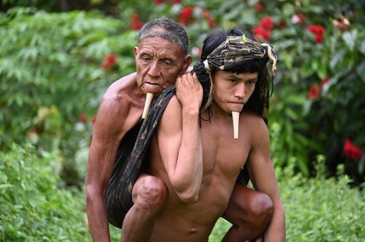 AMOR: Índio caminha por seis horas carregando o pai nas costa para vacinação