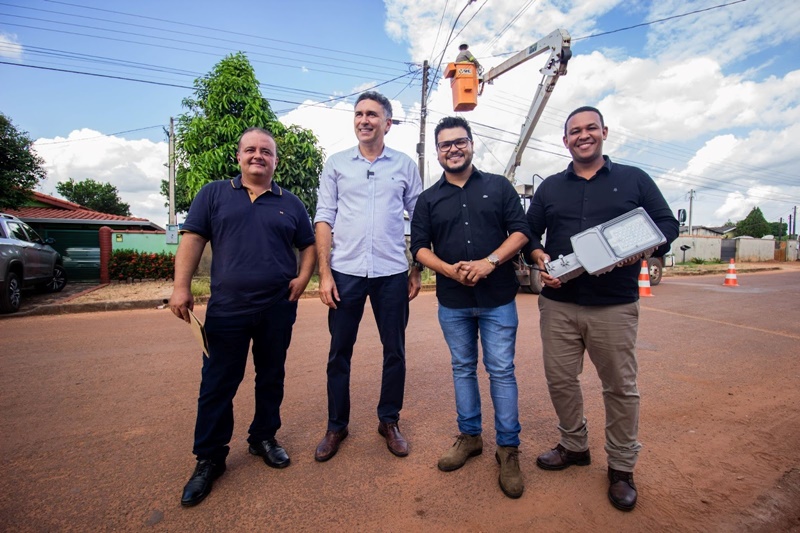 INVESTIMENTOS: Marcelo Cruz faz entrega de iluminação de LED em Pimenta Bueno