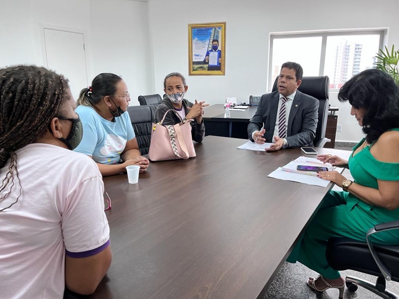 DEMANDAS: Jair Montes recebe pedidos de mães e esposas de apenados