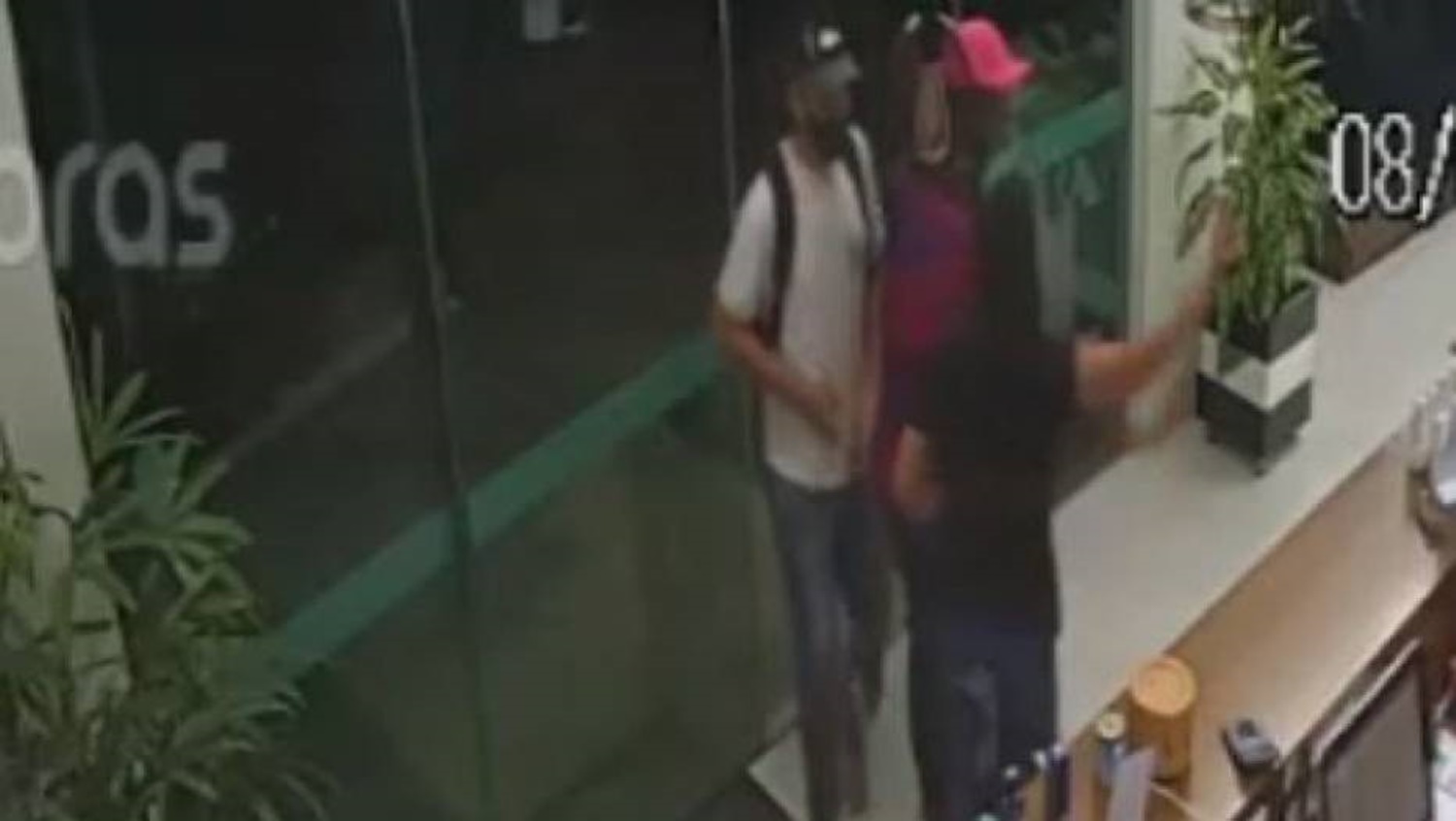 CORAJOSA: Mulher expulsa ladrões aos gritos em roubo a salão de beleza