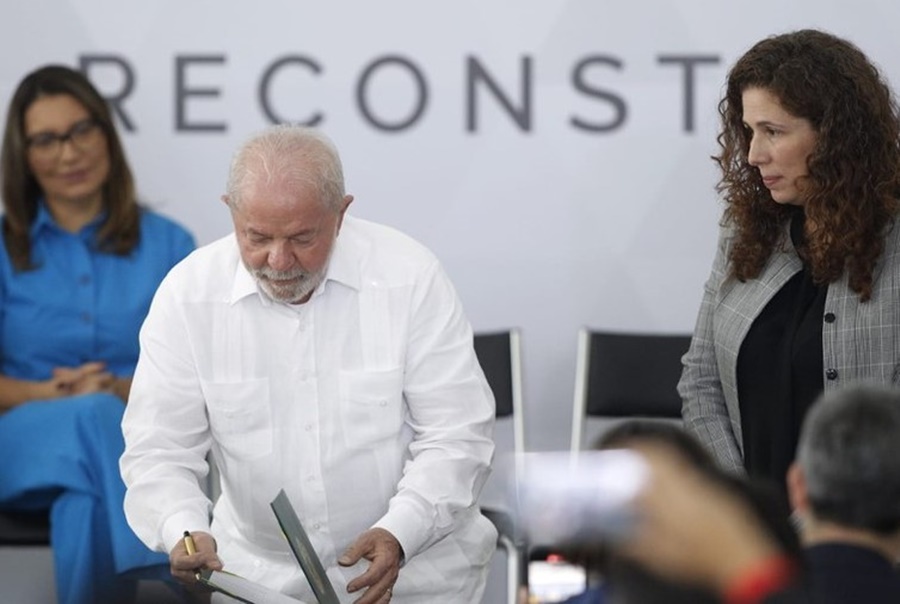 AUMENTOS: Lula assina medida provisória que reajusta salários dos servidores federais
