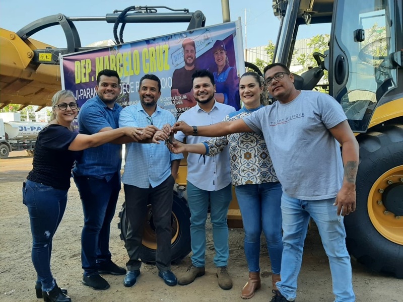 MARCELO CRUZ: Deputado faz entrega de Retroescavadeira em Ji-Paraná