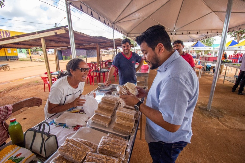 DISTRITO: Deputado faz entrega de tendas para os feirantes de União Bandeirantes
