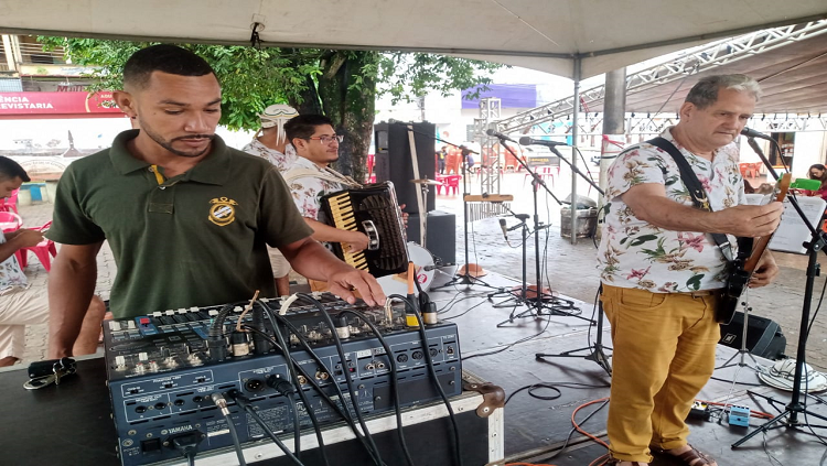 MERCADO CULTURAL:  shows  e 'Cantos e  Contos Abadá de Capoeira' neste final de semana 