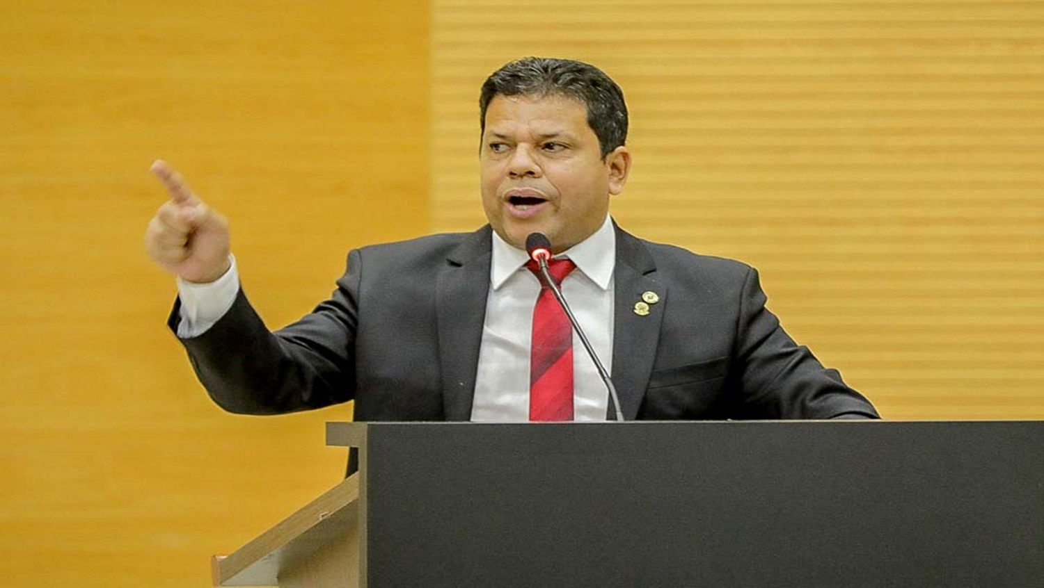 DEPUTADO: Jair Montes pede urgência no envio do PCCR dos servidores à ALE