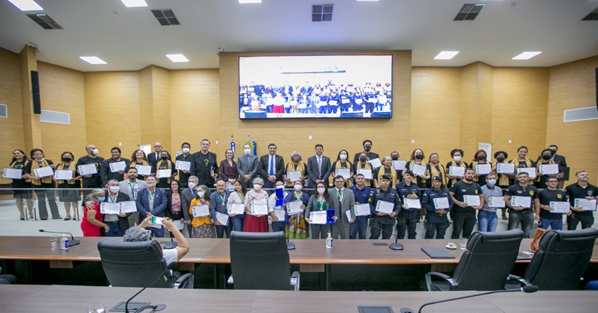 HONRA: Deputado Jair Montes entrega Voto de Louvor e Medalha do Mérito Legislativo