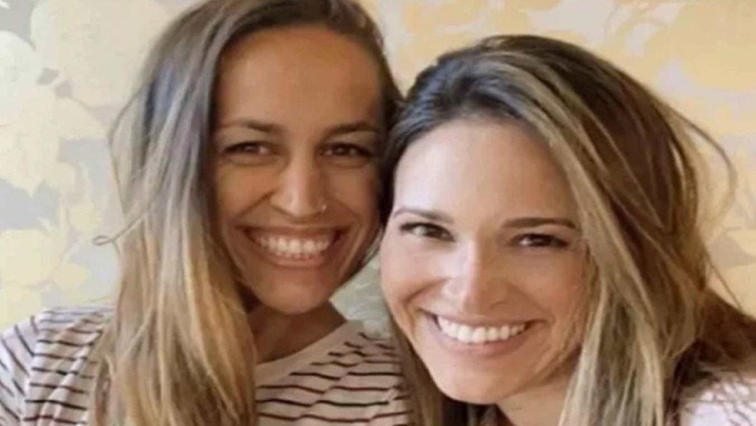 APAIXONADA: Esposa 'presenteia' marido com ménage e depois decide trocá-lo por mulher