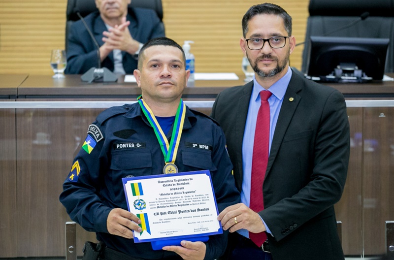 RONDÔNIA: Dep Anderson homenageia policiais que que agiram em área de conflito agrário 