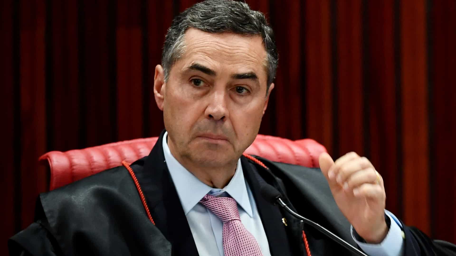 DESMENTIDO: Barroso nega que TSE exigirá de passaporte da vacina para poder votar