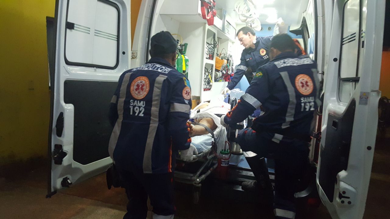 TENTATIVA DE HOMICÍDIO: Homem é atacado pelo vizinho com golpe de facão na frente de residência