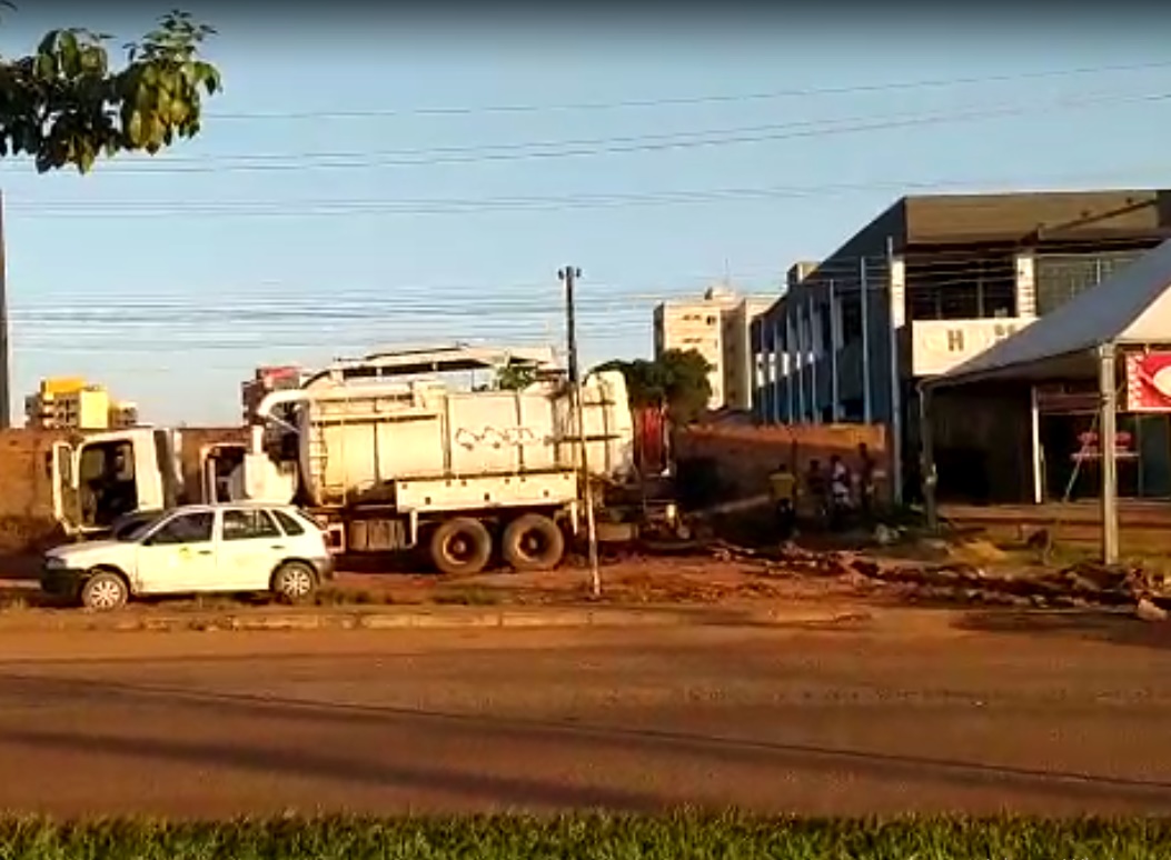 FORTE ODOR: Prefeitura repara vazamento de esgoto após denúncia em faixa