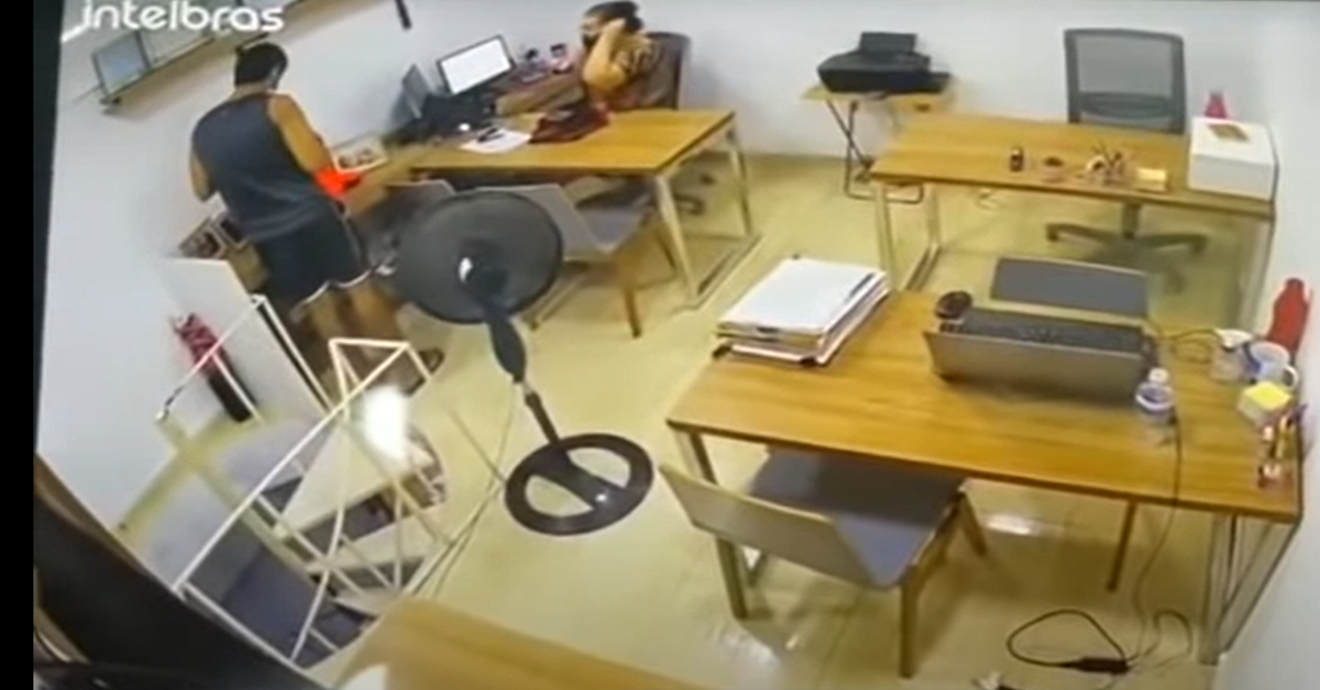 REVOLTADO: Advogada é baleada por cliente insatisfeito com processo; veja vídeo