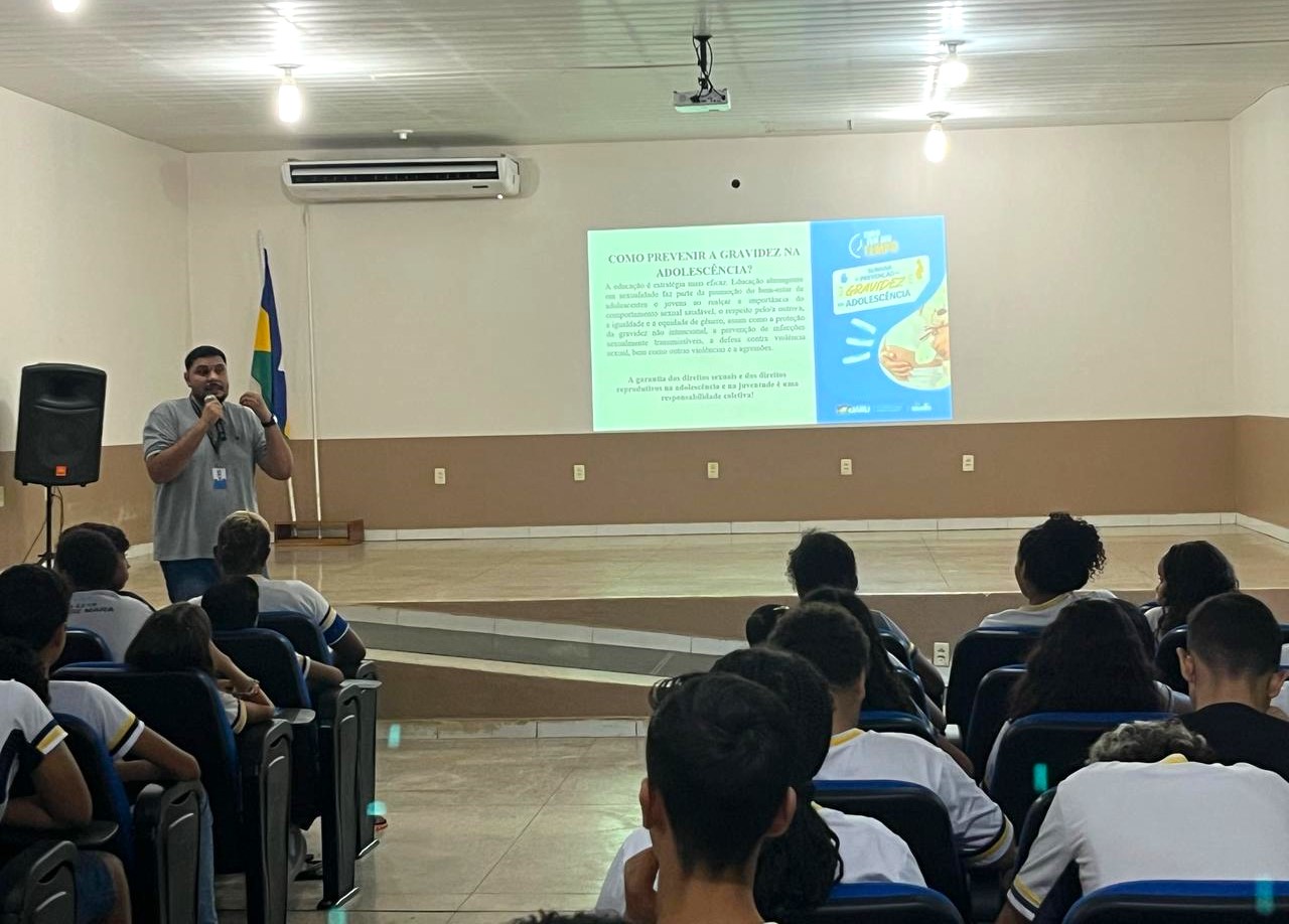 ORIENTAÇÃO: Técnicos da Semdes realizam palestras sobre riscos da gravidez na adolescência