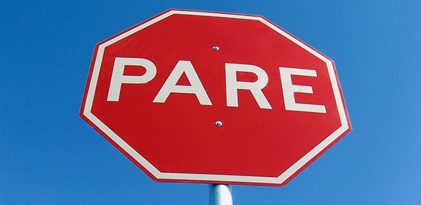 SEM NOÇÃO: Construtora arranca placa de sinalização e não reinstala em rua da capital