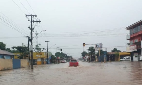 SEM DRENAGEM: Avenida Mamoré e posto de saúde são tomados pela água da chuva