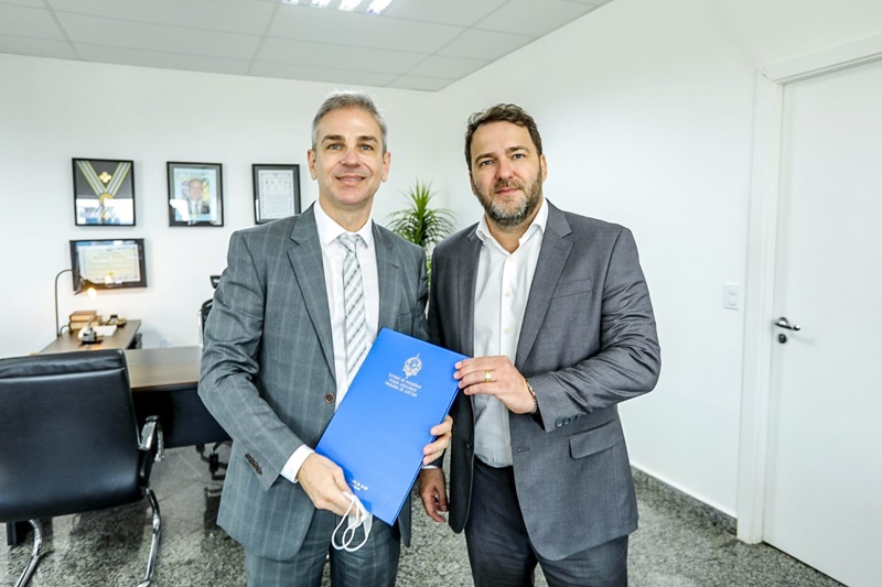 JUDICIÁRIO: Alex Redano recebe projeto que trata da recomposição salarial de servidores 