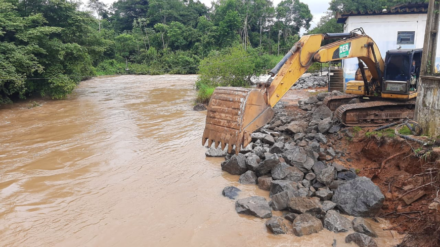 OURO PRETO: Barreira de contenção contra inundação é usada para conter nível de rio