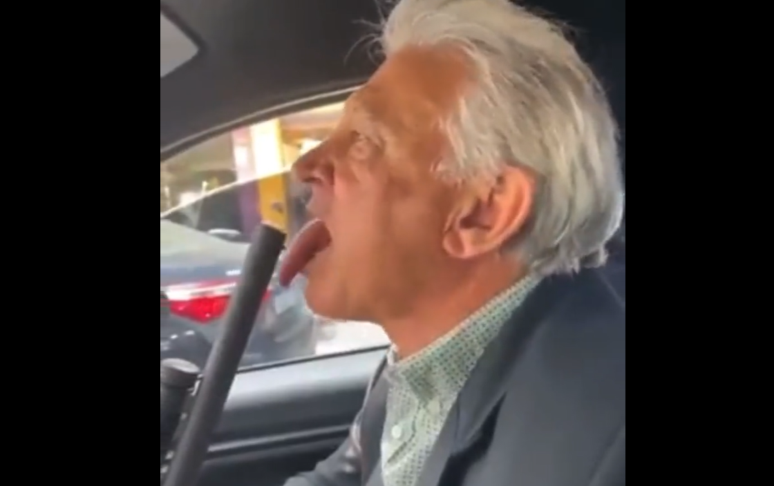 À VONTADE: Bolsonarista lambe o cano da arma e sai pelo centro pedindo golpe