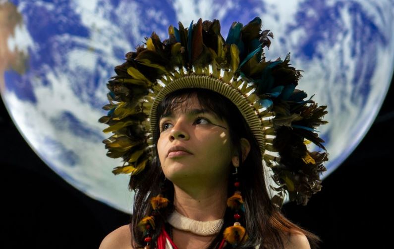 TXAI SURUÍ: A jovem ativista indígena agora é colunista da Folha de São Paulo