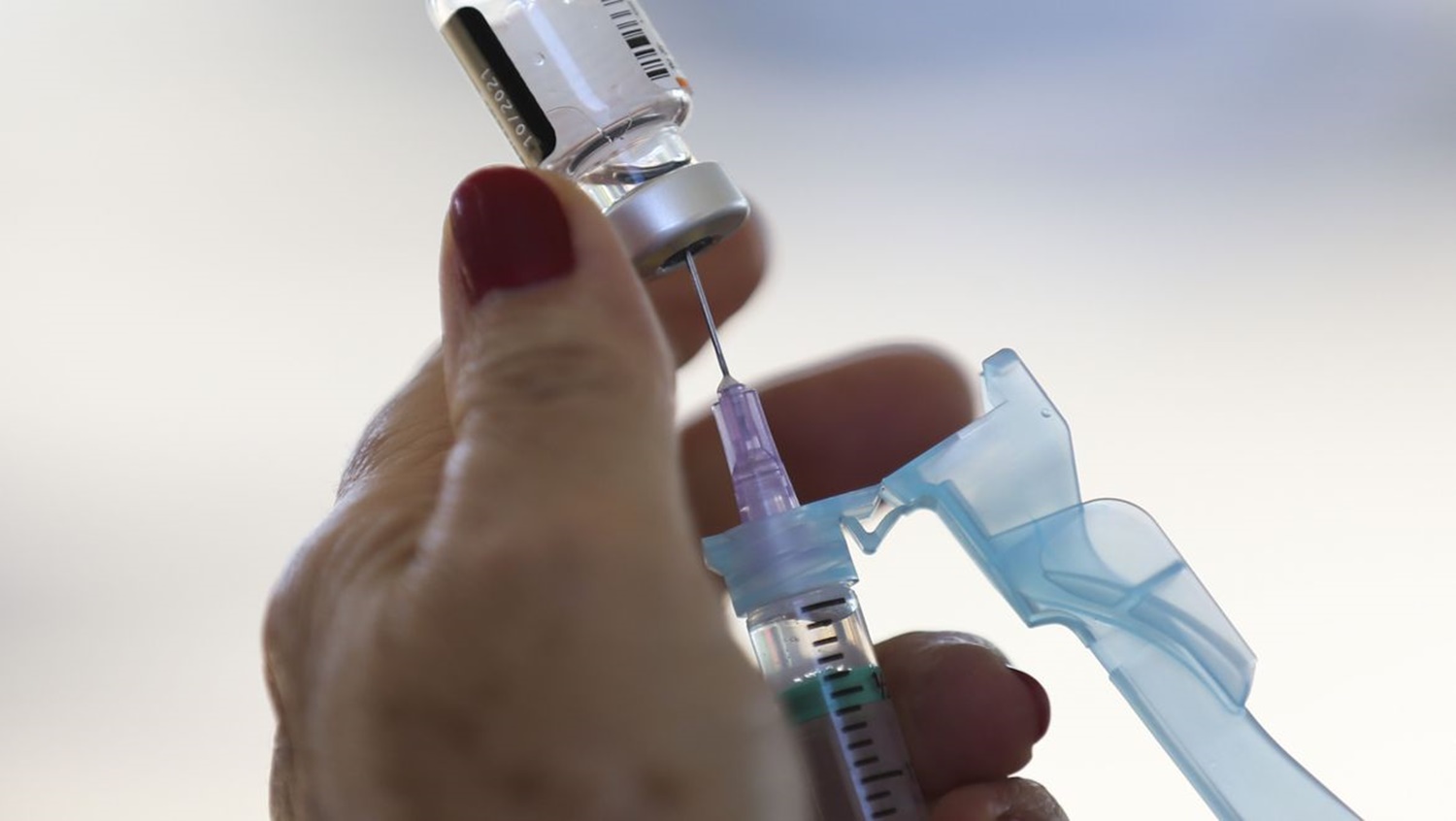 NEGACIONISTA: Justiça decide mandar pais vacinarem aluna contra covid-19