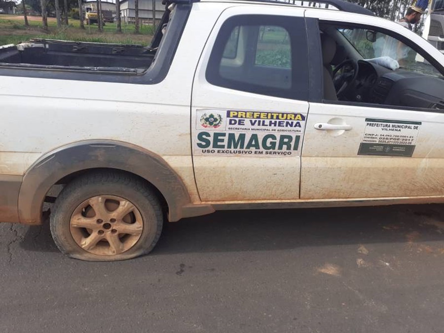 AGRESSÃO: Carro de prefeitura é atacado em bloqueio de estrada no Cone Sul