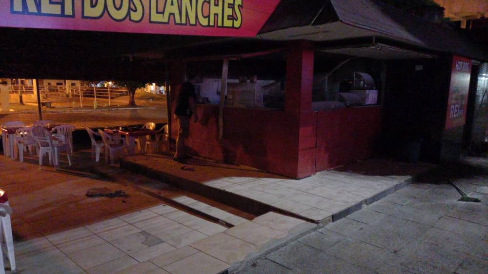 REVOLTA: Após atear fogo em lanchonete homem é espancado e tem moto destruída