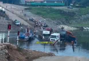 PERDAS E TRANSTORNOS: Balsa afunda e interrompe travessia no rio Igapó-Açu, na BR-319