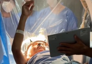 EM RONDÔNIA: Paciente com Parkinson volta a mover as mãos durante cirurgia após 14 anos