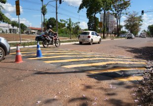 TRÂNSITO: Prefeitura inicia nova sinalização de lombadas para ampliar a segurança