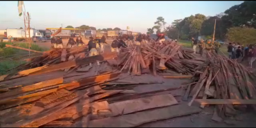 VEJA VÍDEO: Manifestantes despejam madeiras para dificultar liberação de rodovia em Extrema 