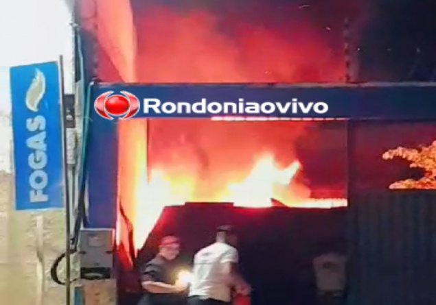 VÍDEOS: Incêndio em depósito atrás de igreja mobiliza equipes dos Bombeiros