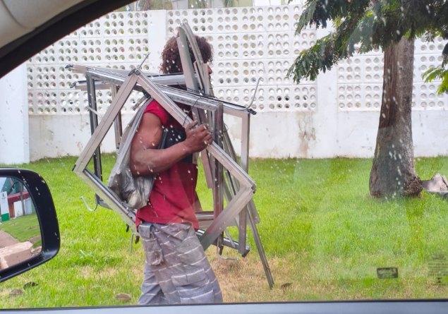 NA CAPITAL: Homem é flagrado saqueando antiga sede do INSS 