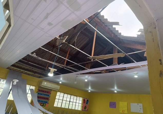 VENTANIA: Telhado de escola estadual é destruído; alunos ficam sem aula